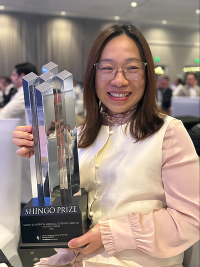 Blog-Smith+Nephew Suzhou wins Shingo Prize - with award.jpeg